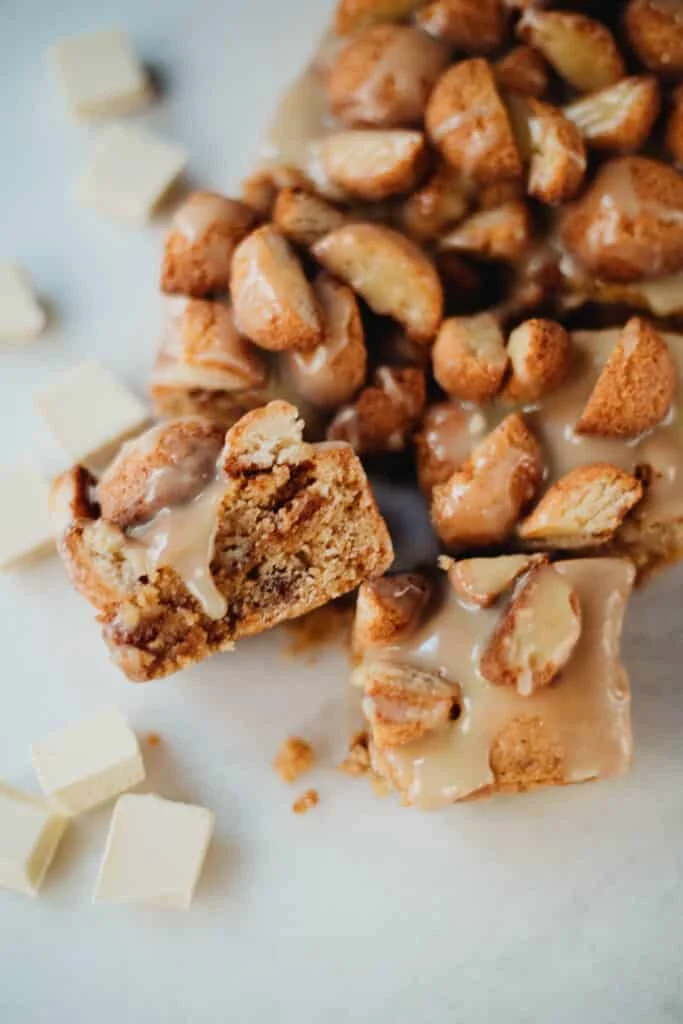 Bitterkoekjes Blondies met Witte Chocolade Ganache 26 Bitterkoekjes Blondies met Witte Chocolade Ganache ST