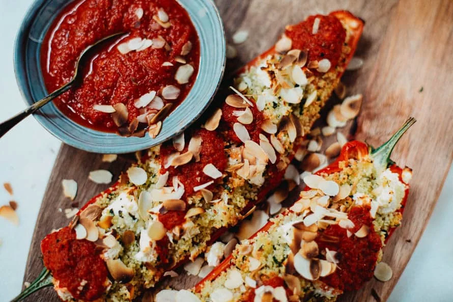 Gevulde Puntpaprika's met Couscous, Pittige Paprikasaus en Geschaafde Amandelen 2 Gevulde Puntpaprikas met Couscous Pittige Paprikasaus en Geschaafde Amandelen FI