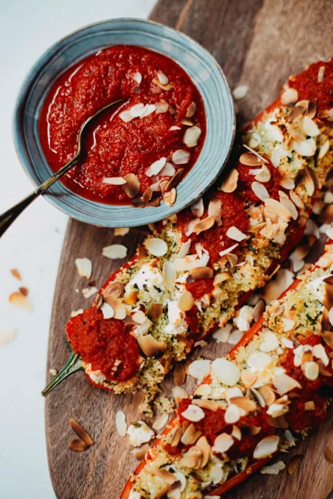 Gevulde Puntpaprika's met Couscous, Pittige Paprikasaus en Geschaafde Amandelen 45 Gevulde Puntpaprikas met Couscous Pittige Paprikasaus en Geschaafde Amandelen ST