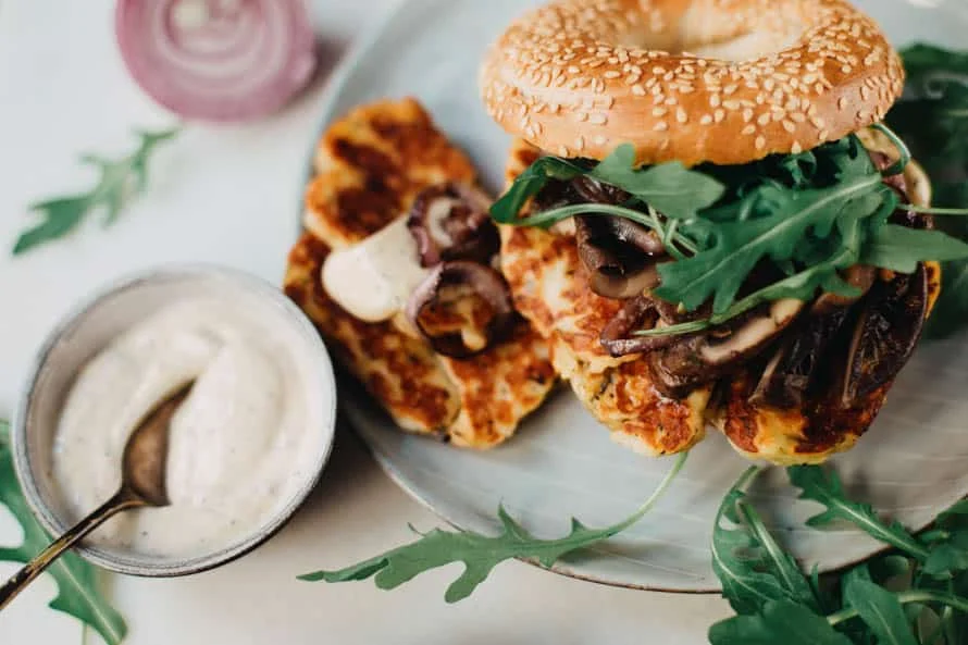 Halloumi Bagel Burgers met Portobello en Truffelmayo 3 Halloumi Bagel Burgers met Portobello en Truffelmayo FI