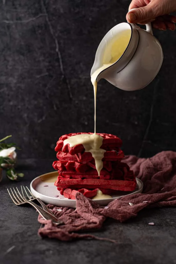 Fastfood Friday: Red Velvet wafels met witte chocoladesaus 16 Red velvet wafels met witte chocoladesaus