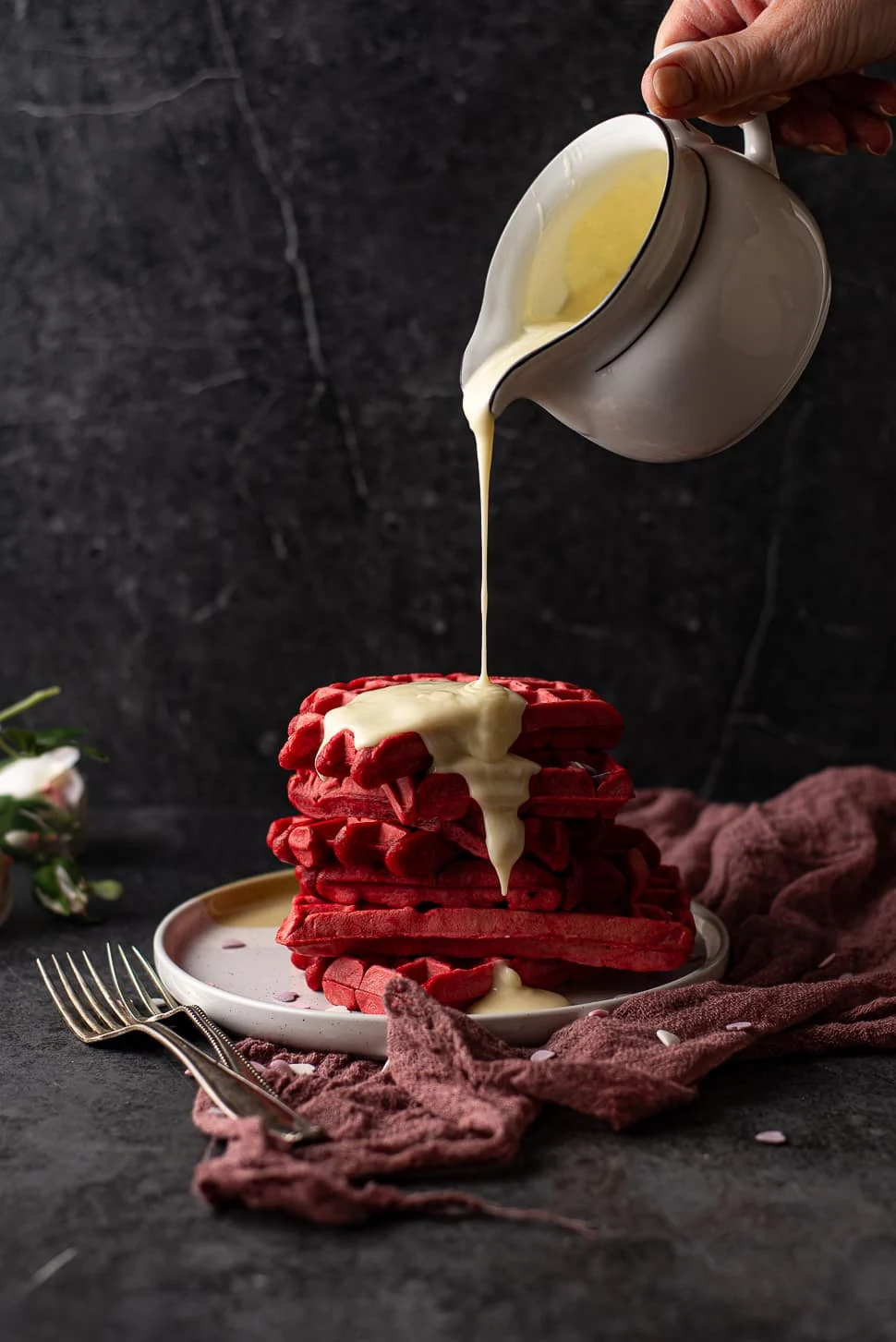 Fastfood Friday: Red Velvet wafels met witte chocoladesaus 1 Red velvet wafels met witte chocoladesaus