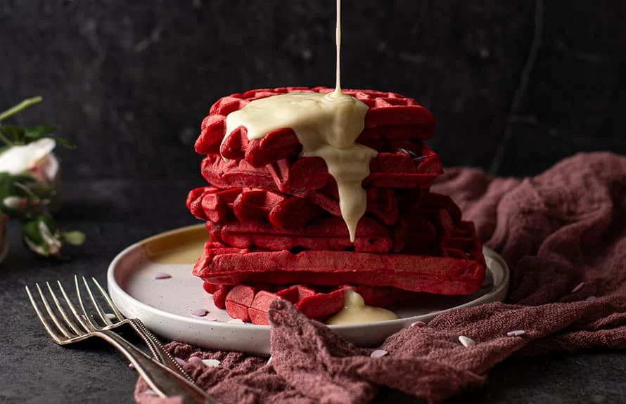 Fastfood Friday: Red Velvet wafels met witte chocoladesaus 2 Red velvet wafels met witte chocoladesaus