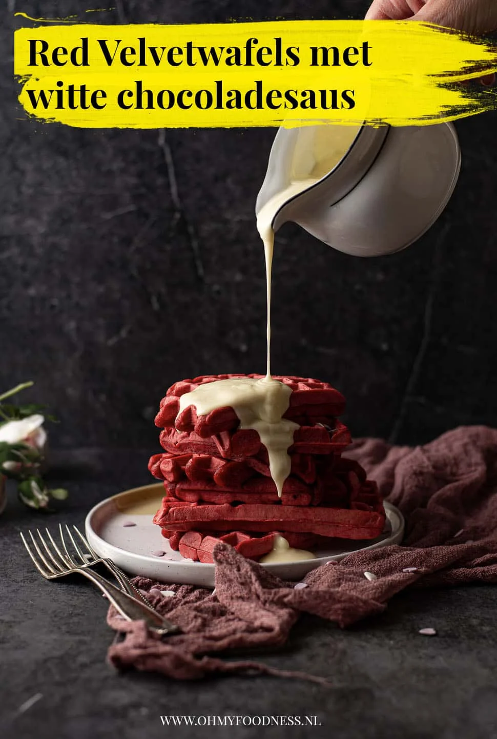 Fastfood Friday: Red Velvet wafels met witte chocoladesaus 3 Red velvet wafels met witte chocoladesaus
