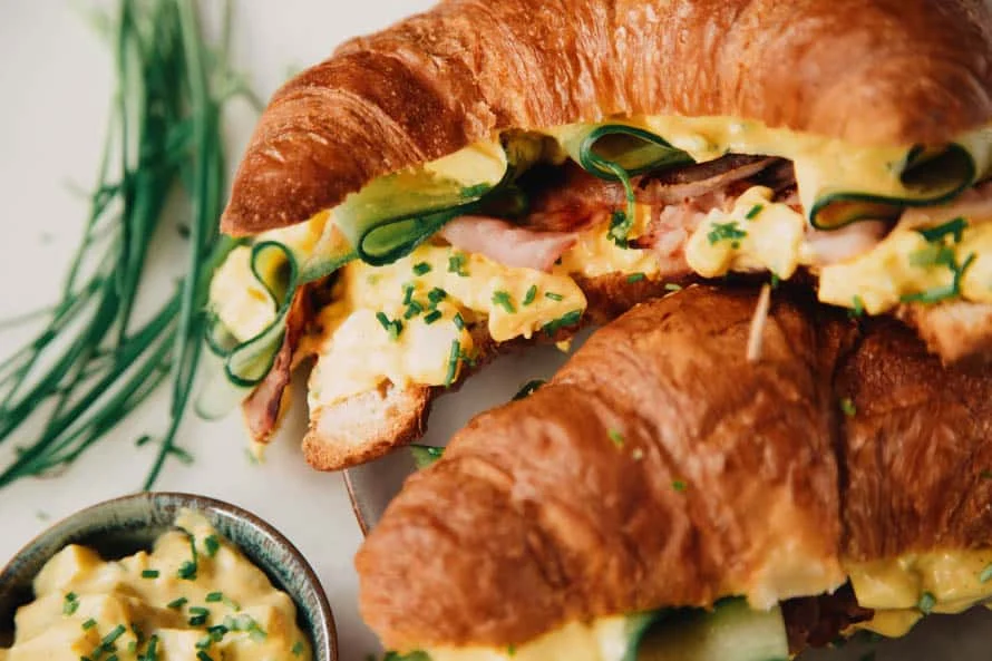 Fastfood Friday: Croissant Sandwich met Eiersalade en Bacon 2 PASEN Croissant Sandwich met Eiersalade en Bacon FI
