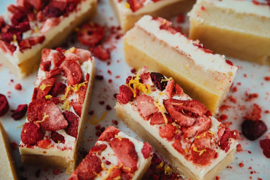 Fastfood Friday: Citroen boterkoek met witte chocolade en rood fruit 2 BoterkoekBlokkenWitteChocoRoodFruit FI