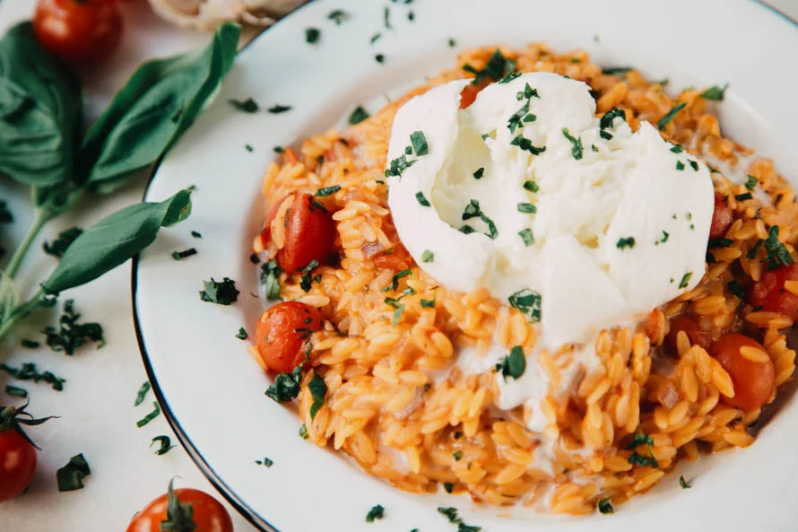 Caprese Orzo met buffelmozzarella en basilicum