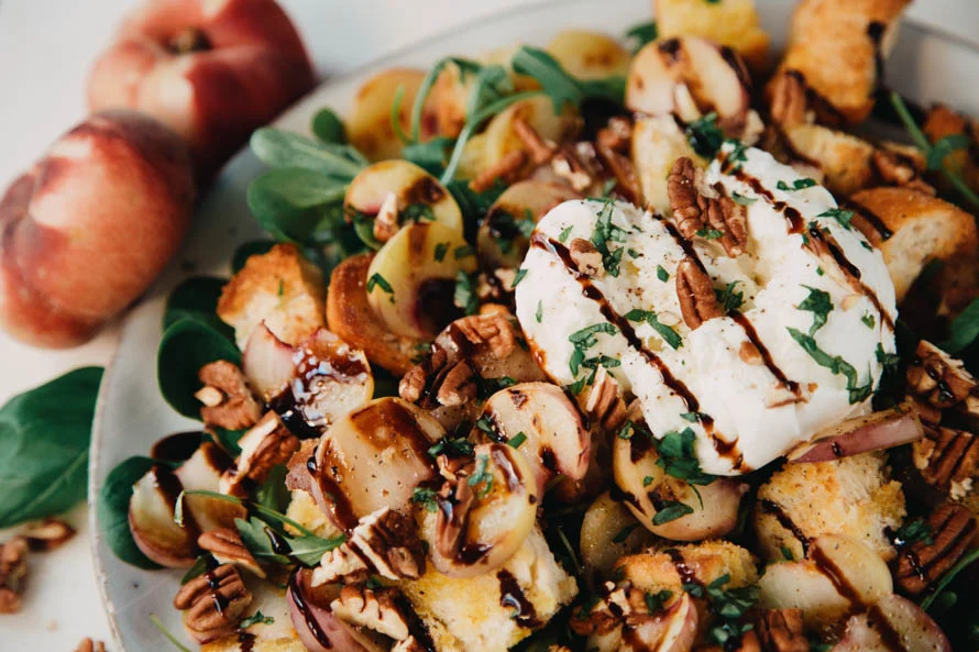 Panzanella met perzik en buffelmozzarella 2 panzanella met perzik en buffelmozzarella