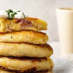 Gevulde aardappelkoekjes met ham en kaas