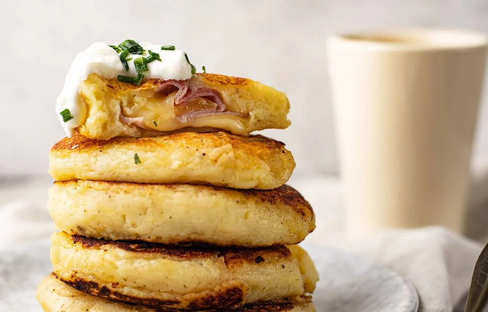 Gevulde aardappelkoekjes 2 Gevulde aardappelkoekjes met ham en kaas