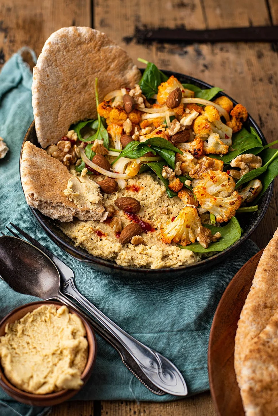 Hummus bowl met geroosterde bloemkool 1 Hummus bowl met geroosterde bloemkool