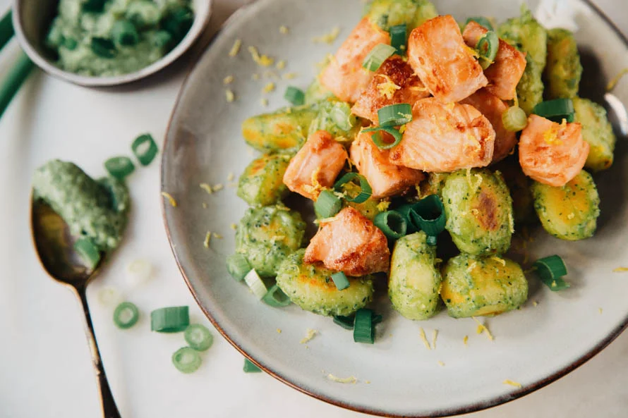 Gnocchi met avocadopesto en zalm in knoflookboter 2 Gnocchi met avocadopesto en zalm in knoflookboter