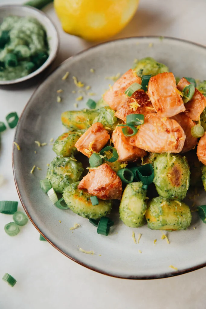 Gnocchi met avocadopesto en zalm in knoflookboter 8 Gnocchi met avocadopesto en zalm in knoflookboter