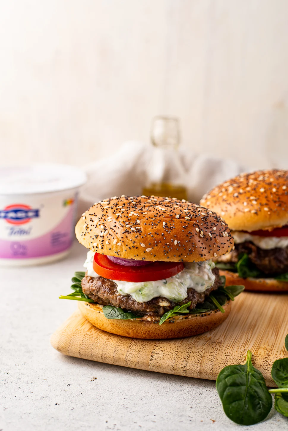 Griekse fetaburger met homemade tzatztiki 2 Griekse fetaburgers met Tzatziki