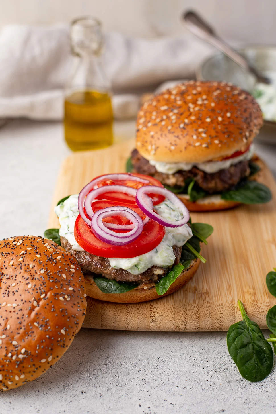 Griekse fetaburger met homemade tzatztiki 3 Griekse fetaburgers met Tzatziki