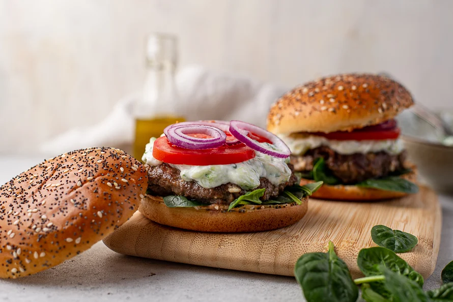 Griekse fetaburger met homemade tzatztiki 4 Griekse fetaburgers met Tzatziki