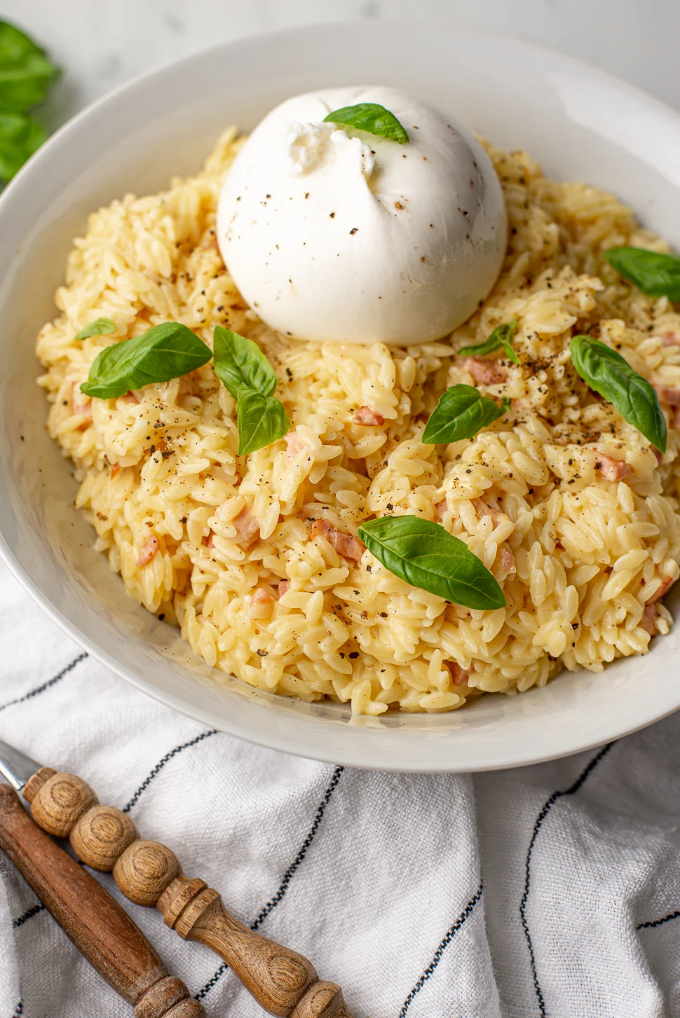 Orzo carbonara met burrata en basilicum 2 Orzo carbonara met burrata en basilicum