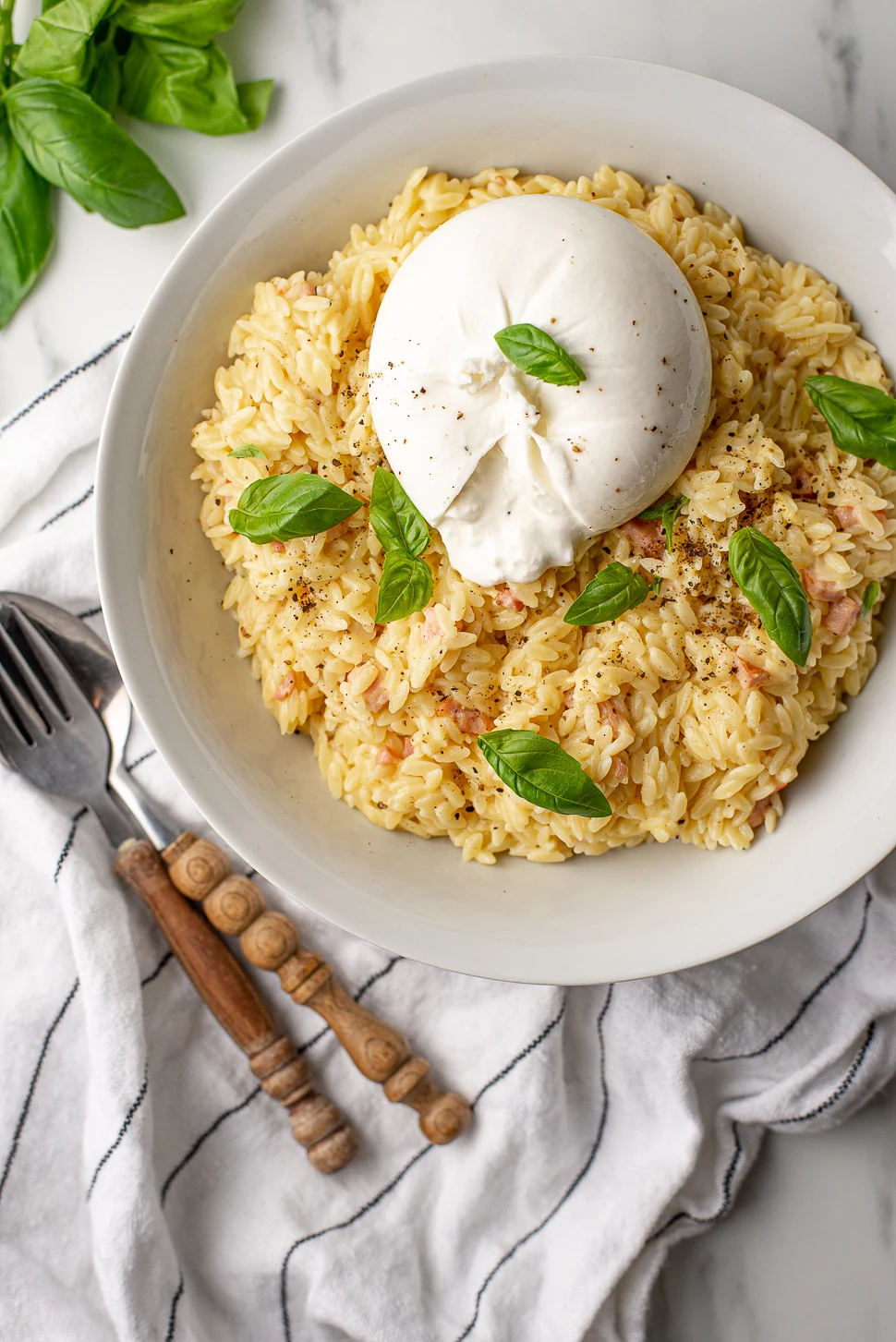 Orzo carbonara met burrata en basilicum 1 Orzo carbonara met burrata en basilicum