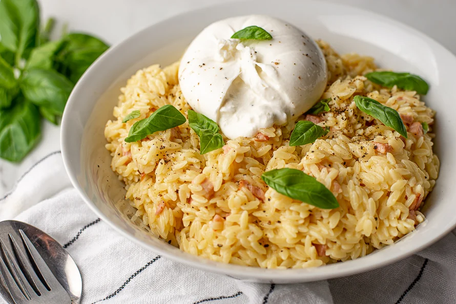 Orzo carbonara met burrata en basilicum 3 Orzo carbonara met burrata en basilicum