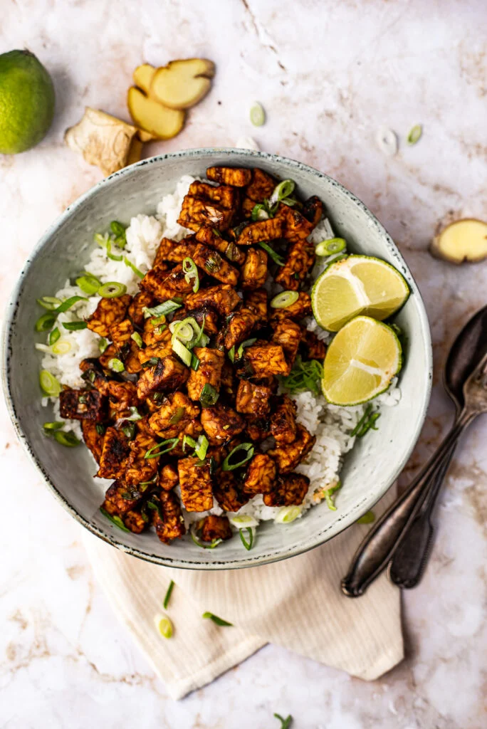 Plakkerige gember tempeh met kokosrijst 24 plakkerige tempeh met kokosrijst