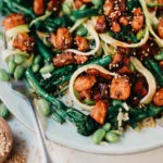 Rijstsalade met zalm in sojasaus, honing en knoflook
