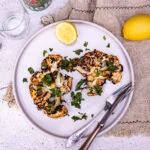 Gegrilde bloemkoolsteak van de BBQ