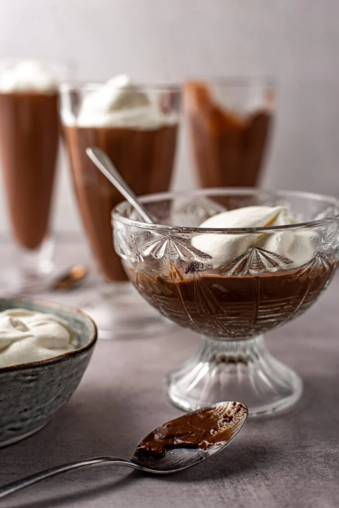 Fastfood Friday: Old school chocoladepudding met slagroom 18 Old school chocoladepuddinkjes met slagroom