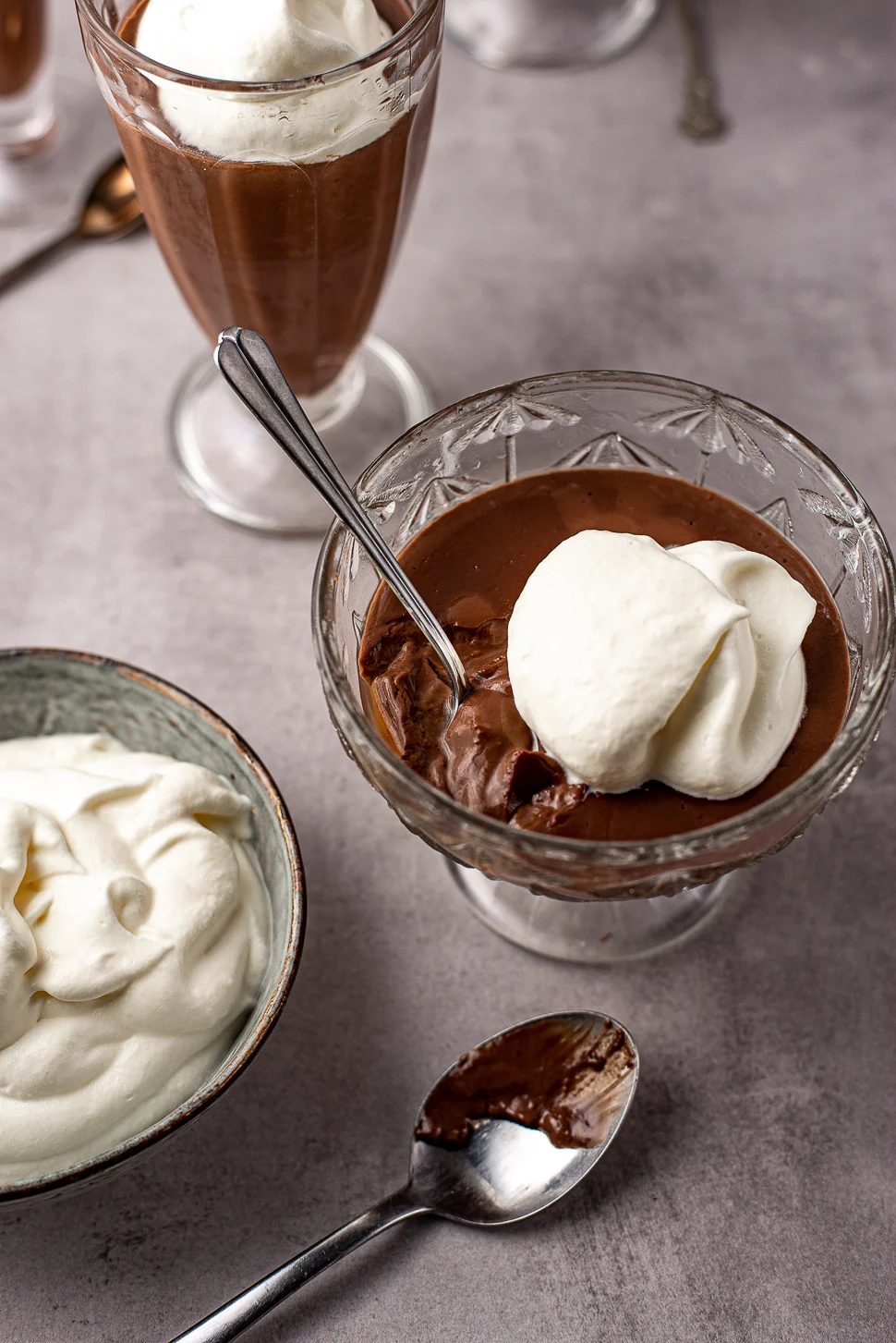 17x de lekkerste Kerst nagerechten 4 Old school chocoladepuddinkjes met slagroom