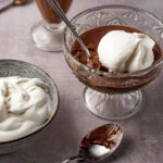 Old school chocoladepuddinkjes met slagroom