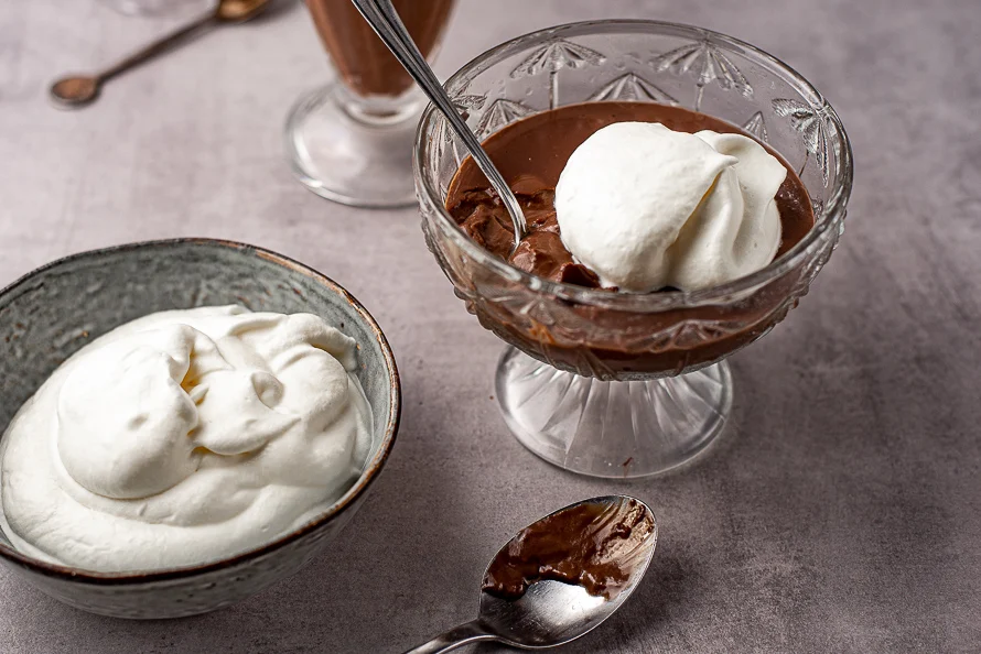 Fastfood Friday: Old school chocoladepudding met slagroom 3 Old school chocoladepuddinkjes met slagroom