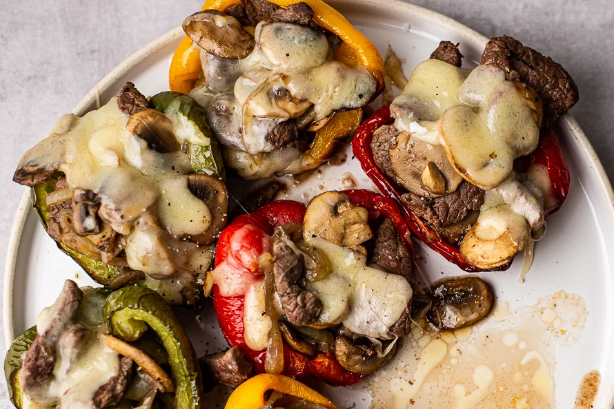 Philly cheesesteak gevulde paprika's 2 Philly cheesesteak paprika's