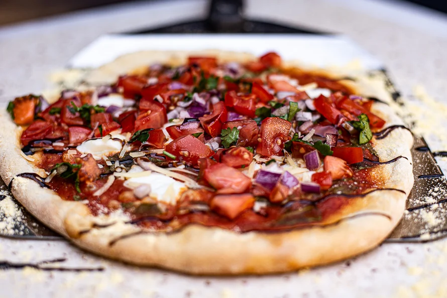 Pizza margherita van de BBQ 3 pizza margherita van de BBQ met tomatensalsa en balsamico
