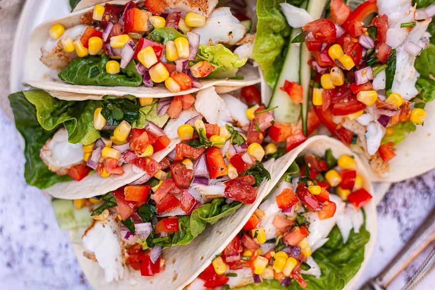 Soft taco's met Cajun kabeljauw en maissalsa 2 soft taco's met cajun kabeljauw en maissalsa