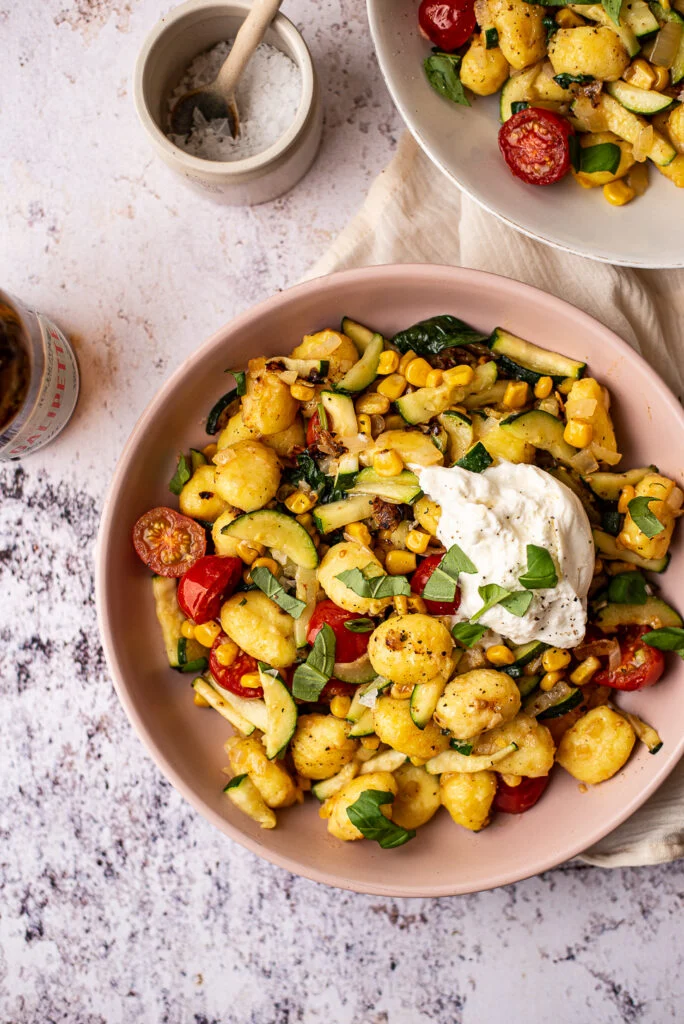 Campinggerecht: Gebakken gnocchi met mais, cherrytomaatjes en burrata 20 Gebakken gnocchi met mais en burrata