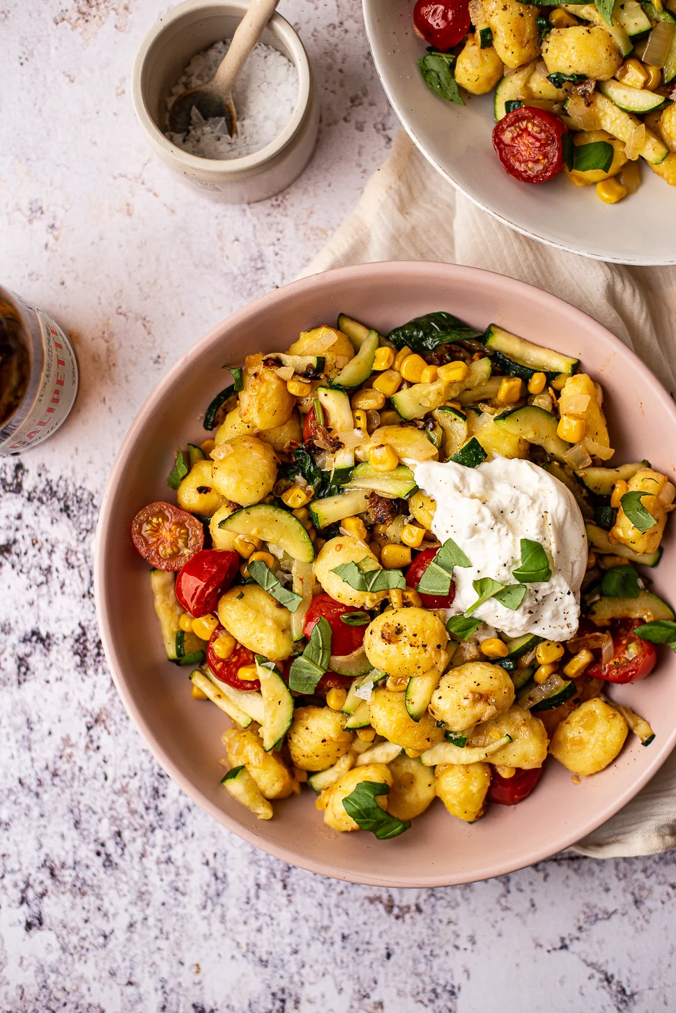Campinggerecht: Gebakken gnocchi met mais, cherrytomaatjes en burrata 2 Gebakken gnocchi met mais en burrata