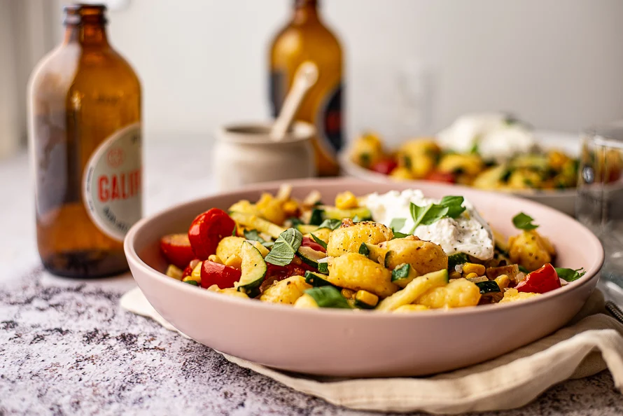 Campinggerecht: Gebakken gnocchi met mais, cherrytomaatjes en burrata 3 Gebakken gnocchi