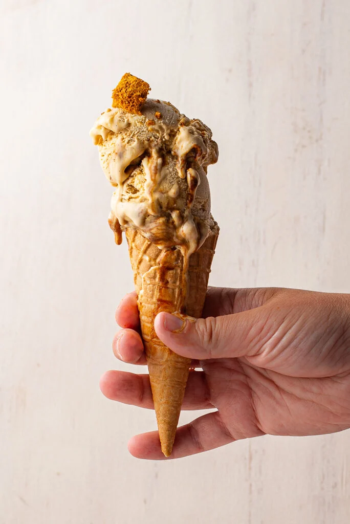 Gezouten honingijs met honeycomb en witte chocolade 37 Gezouten honingijs met honeycomb en witte chocolade