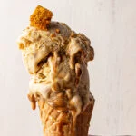 gezouten honingijs met honeycomb en witte chocolade