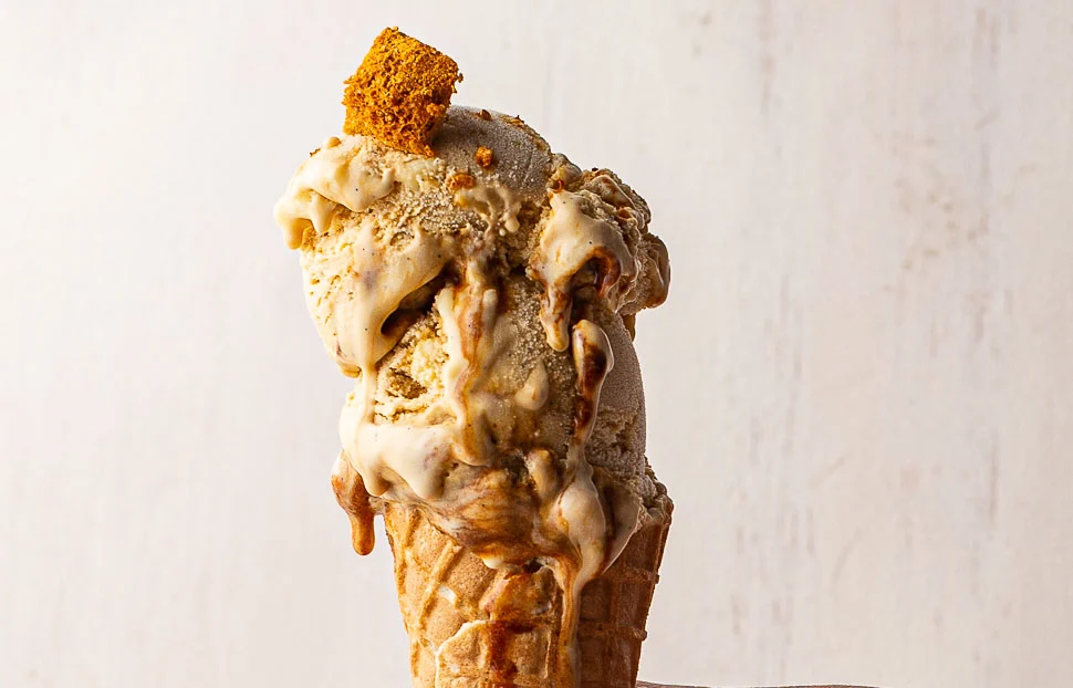 Gezouten honingijs met honeycomb en witte chocolade 2 gezouten honingijs met honeycomb en witte chocolade