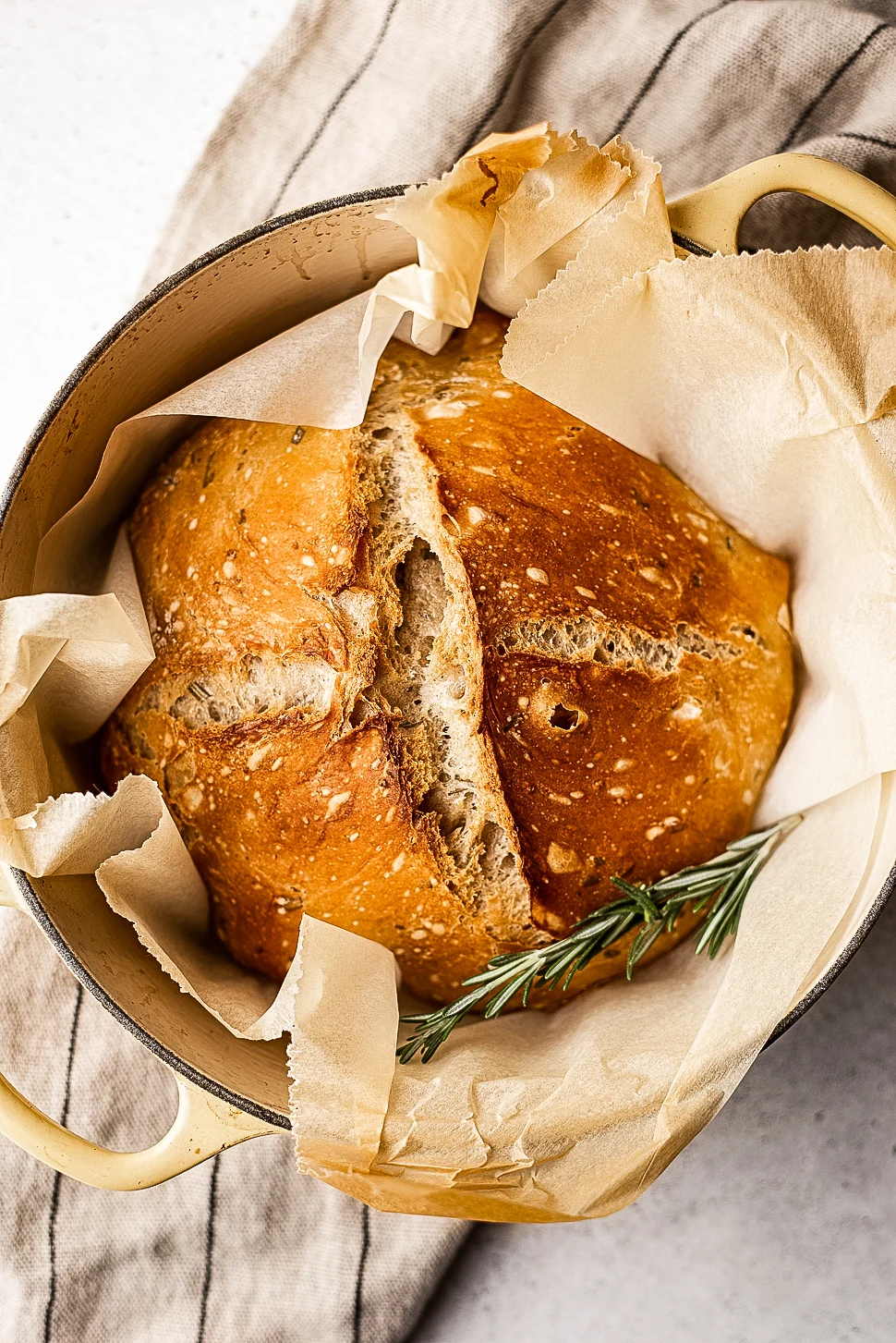 No knead rozemarijn-knoflookbrood 1 No knead knoflook-rozemarijnbrood