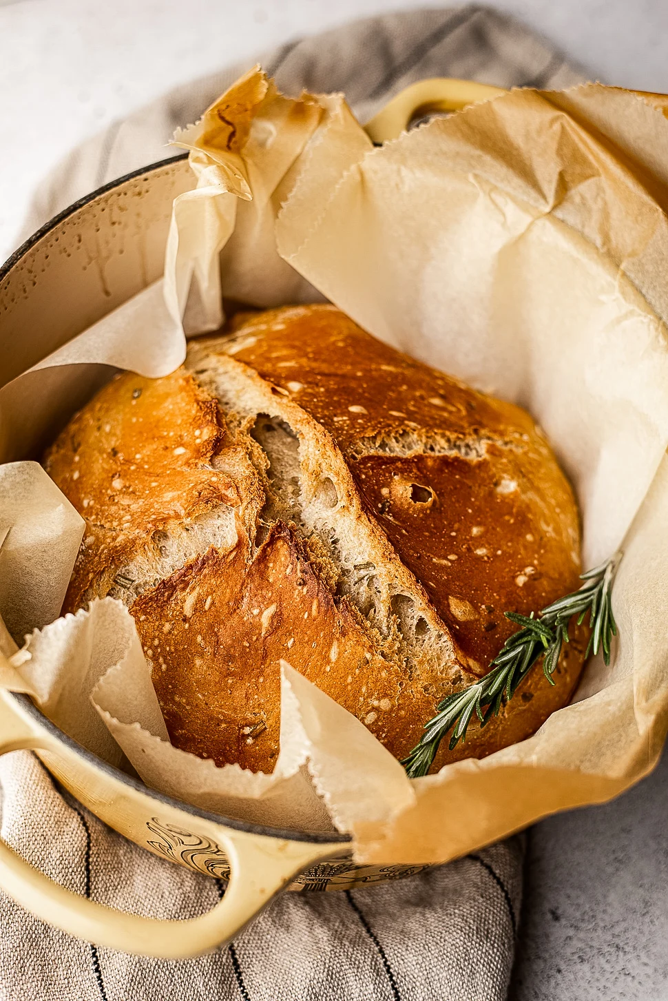No knead rozemarijn-knoflookbrood 2 No knead knoflook-rozemarijnbrood