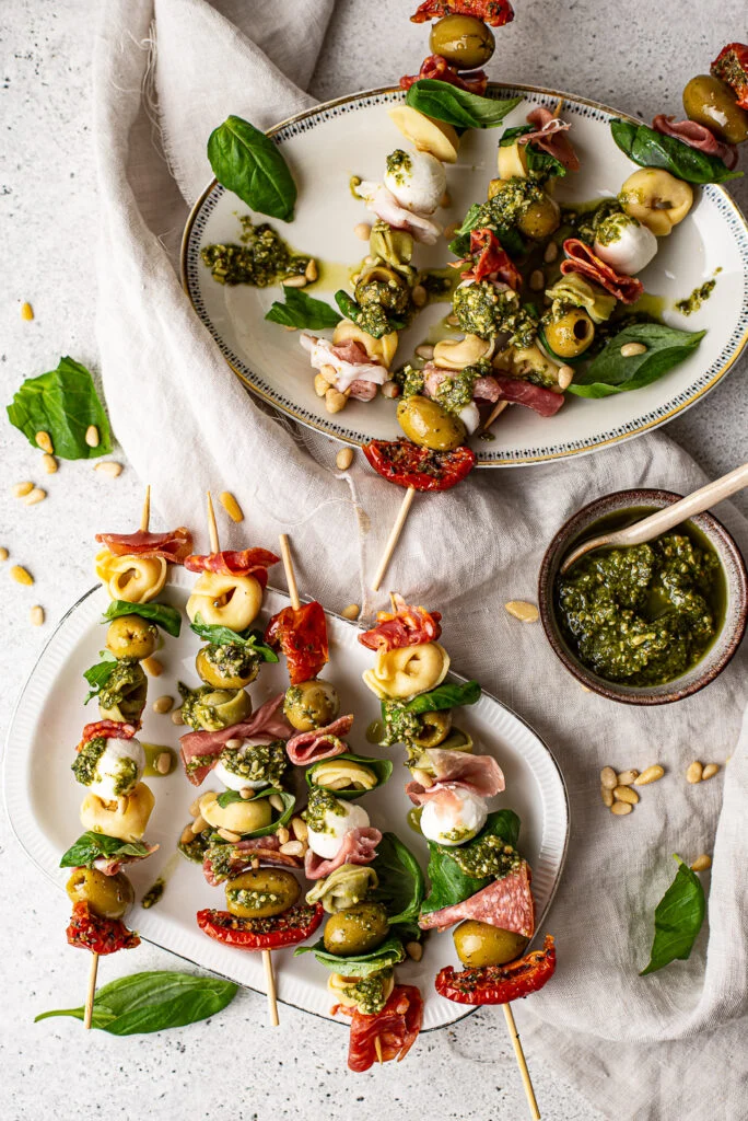 Picknicksnack: Tortellinispiesjes met charchuterie 35 tortellinispiesjes met charchuterie