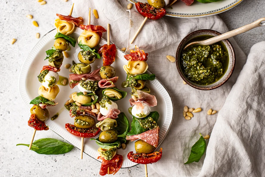 Picknicksnack: Tortellinispiesjes met charchuterie 3 tortellinispiesjes met charchuterie