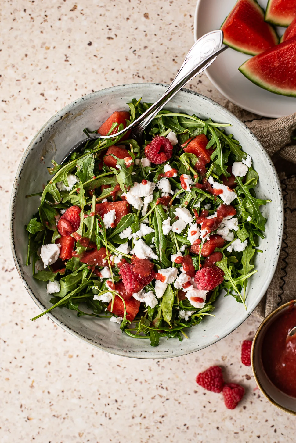 Watermeloensalade met rucola en frambozenvinaigrette 1 Watermeloensalade met frambozenvinaigrette
