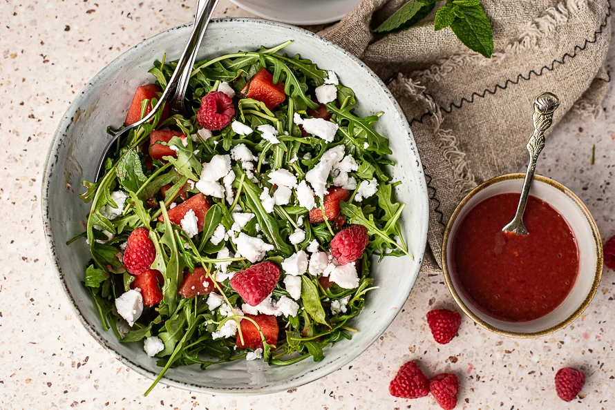 Watermeloensalade met rucola en frambozenvinaigrette 2 Watermeloensalade met frambozenvinaigrette