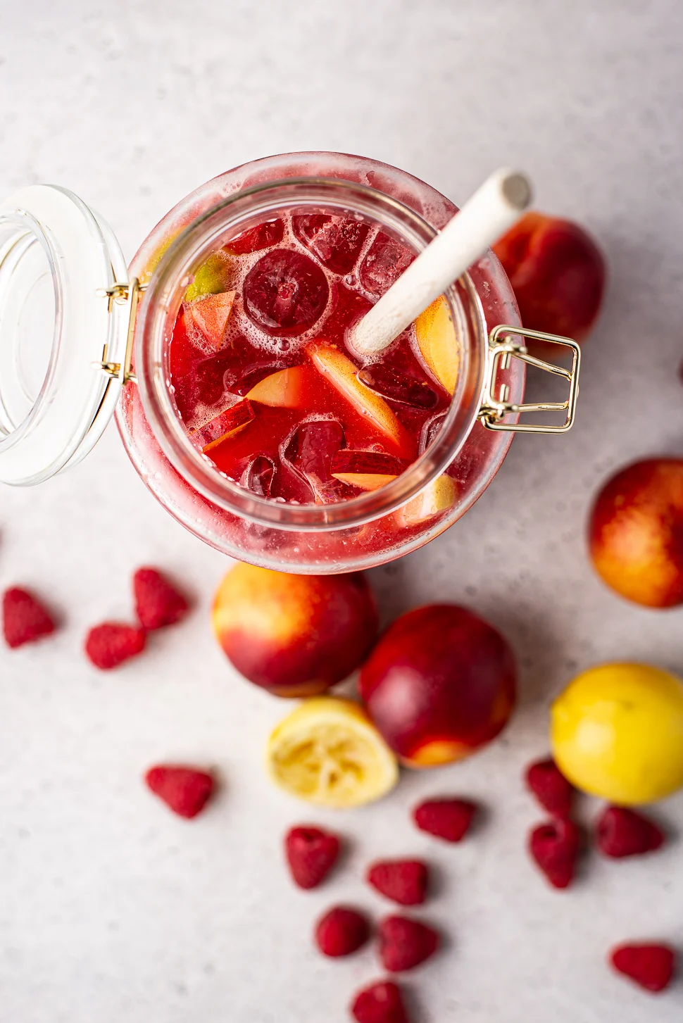 Alcoholvrije Sangria met nectarine & framboos 2 Alcoholvrije Sangria met nectarine & framboos