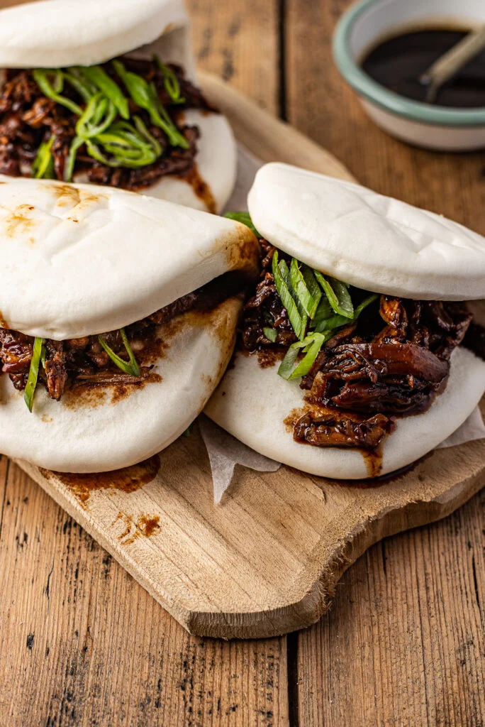 Bao's met zoete kip uit Chinese Takeaway met 5 ingrediënten 26 Bao's met pulled chicken