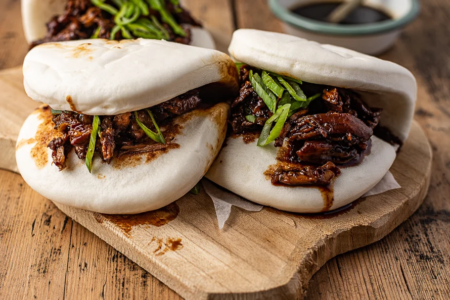 Bao's met zoete kip uit Chinese Takeaway met 5 ingrediënten 4 Bao's met pulled chicken