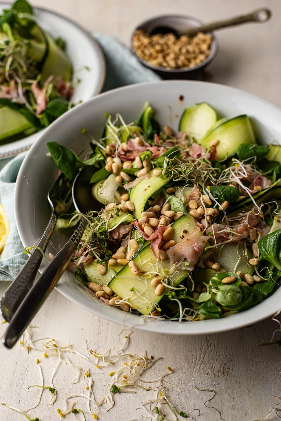 Courgettesalade met bacon en pijnboompitjes 2 courgette salade