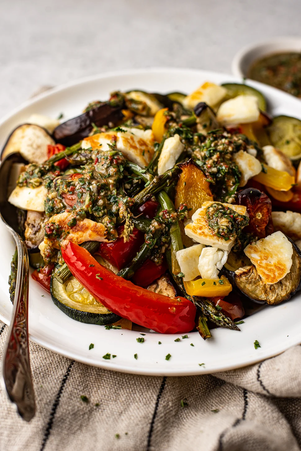 Gegrilde groenten met halloumi en chimichurri 2 gegrilde groenten met halloumi en chimichurri